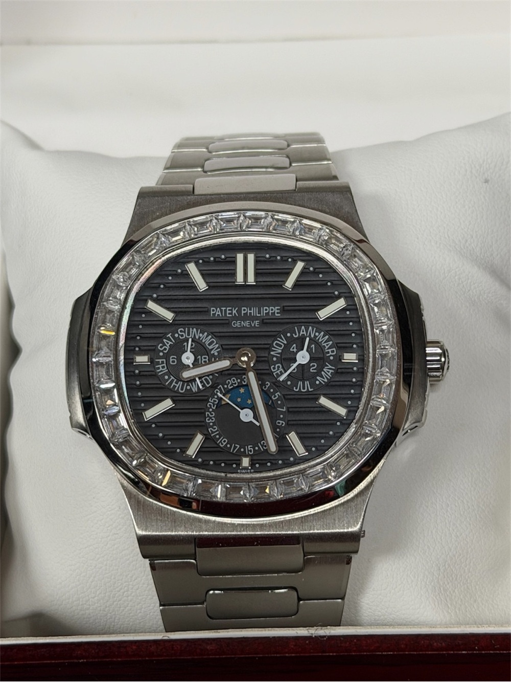 Luxury Unisex Self-Winding Wristwatch with Black Dial and Diamond Bezel NWT